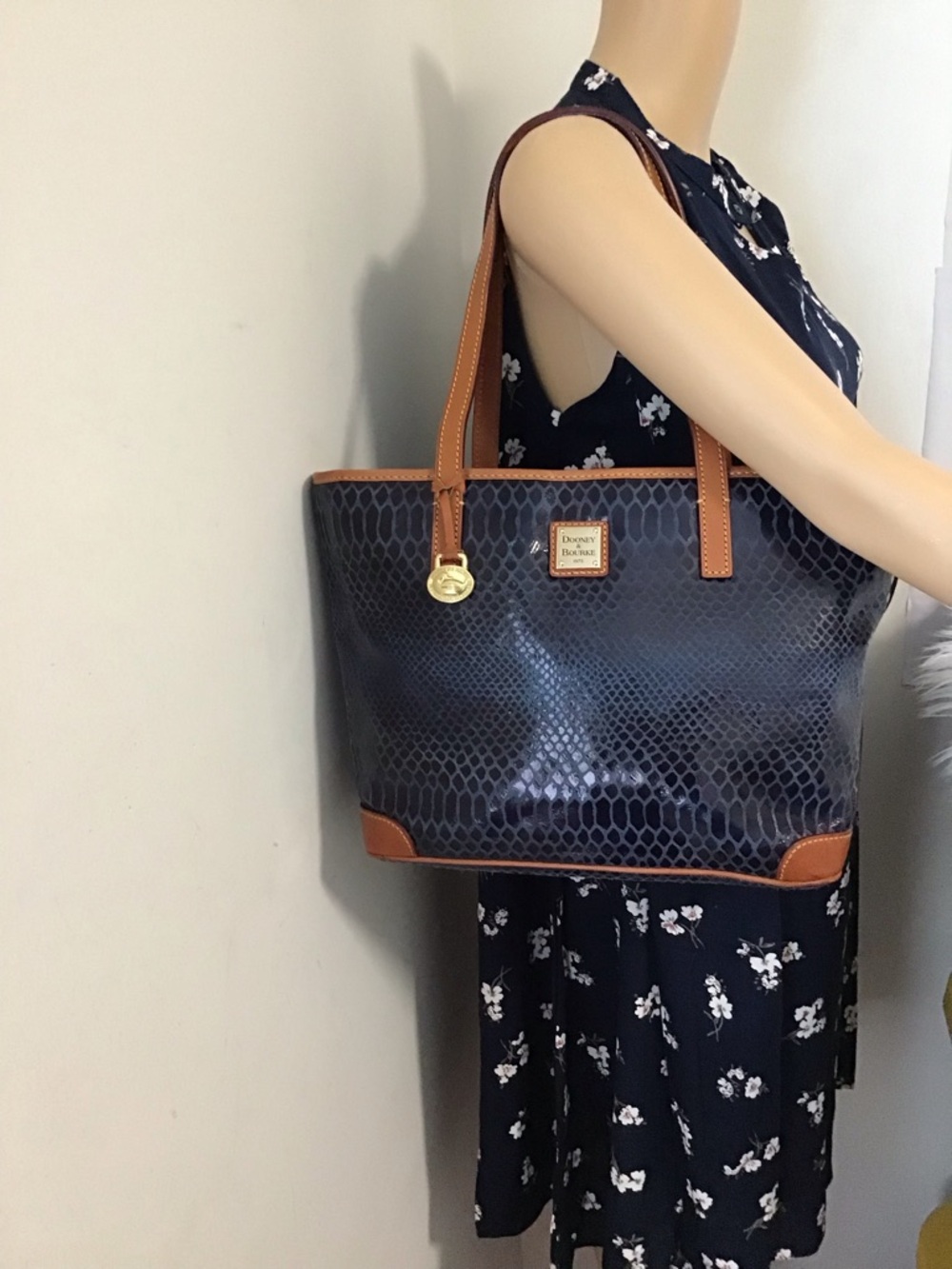 DOONEY & BOURKE Dark Blue Exotic Leather Tan Straps Tote Excellent - Picture 4 of 16